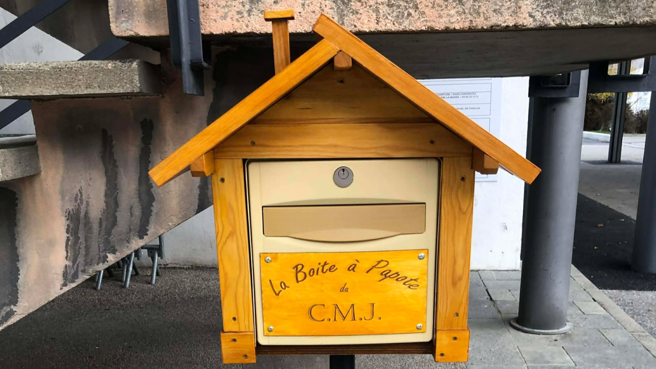 Une boite &agrave; papote pour s&rsquo;exprimer plus librement &agrave; l&rsquo;Argenti&egrave;re La Bess&eacute;e