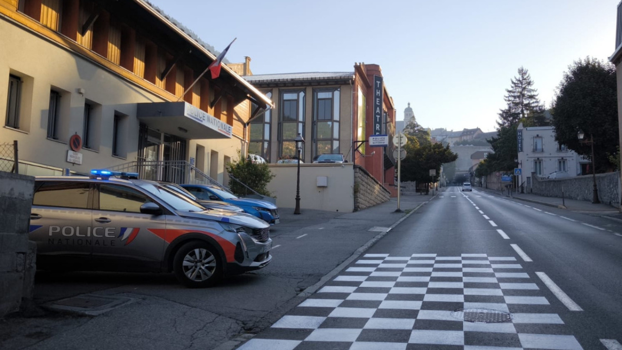 Une nouvelle signalisation devant le commissariat de Brian&ccedil;on