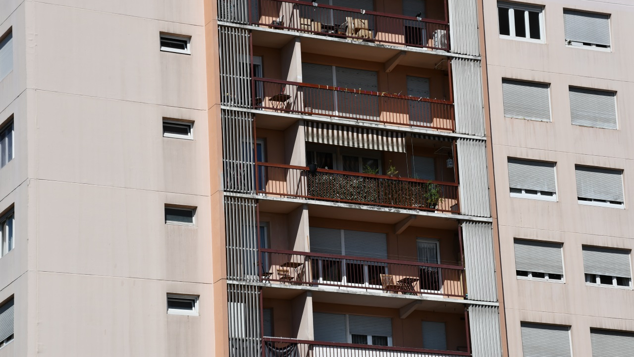 Violente avec ses voisins, elle est condamnée à ne plus se rendre dans son HLM de Gap pendant 2 ans Violente avec ses voisins, elle est condamnée à ne plus se rendre dans son HLM de Gap pendant 2 ans