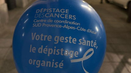 300 ballons bleus dans les rues de Gap pour sensibiliser au d&eacute;pistage du cancer colorectal