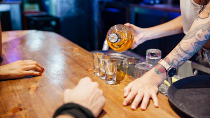 Brian&ccedil;on : ivre apr&egrave;s six pastis et deux whiskys, il agresse la g&eacute;rante d'un h&ocirc;tel et son p&egrave;re de 80 ans