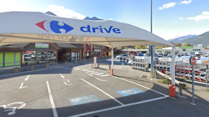 Brian&ccedil;on : un adolescent gri&egrave;vement bless&eacute; apr&egrave;s une chute de cinq m&egrave;tres devant le Carrefour Market