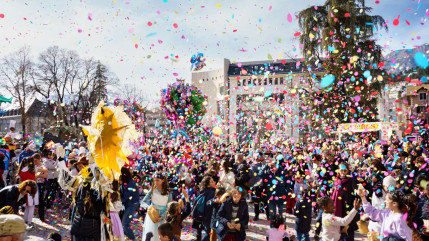 Couleurs et costumes envahissent le centre-ville pour le Carnaval des Alpes Couleurs et costumes envahissent le centre-ville pour le Carnaval des Alpes