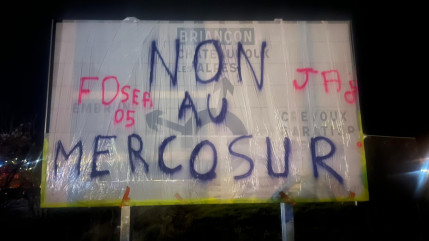 Des panneaux bâchés par les agriculteurs dans plusieurs communes des Hautes-Alpes