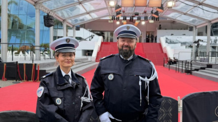 Deux policiers gapen&ccedil;ais sur le tapis rouge