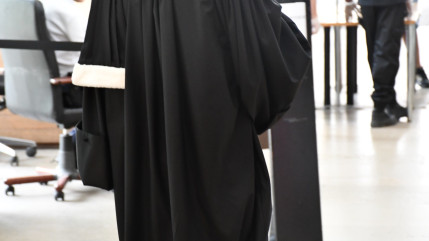 Elle repousse les avances de son voisin &agrave; Embrun : il la harc&egrave;le puis la frappe