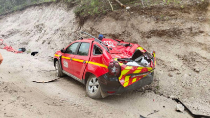 Feu de l’Argentière la Bessée, une sapeuse-pompière blessée et un véhicule écrasé Feu de l’Argentière la Bessée, une sapeuse-pompière blessée et un véhicule écrasé