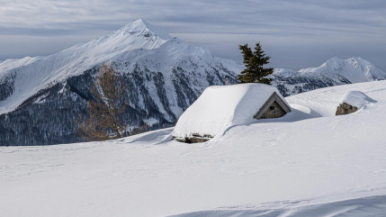 Hautes-Alpes : l&rsquo;acc&egrave;s au village de Prapic coup&eacute; par deux avalanches, jusqu&rsquo;&agrave; 4 m&egrave;tres de neige sur la route
