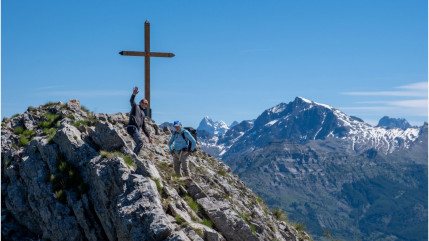 Hautes-Alpes : la croix install&eacute;e au pic de l&rsquo;Aiguille a &eacute;t&eacute; retir&eacute;e, un collectif anonyme revendique l&rsquo;action
