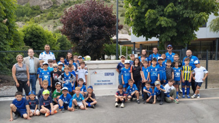 Hautes-Alpes : les jeunes footballeurs de l'Argentière rendent visite à leurs aînés