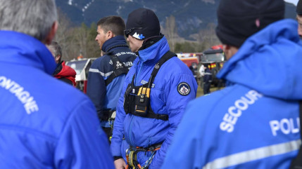 Hautes-Alpes : un groupe de skieurs passe la nuit dans un trou en attendant les secours Hautes-Alpes : un groupe de skieurs passe la nuit dans un trou en attendant les secours