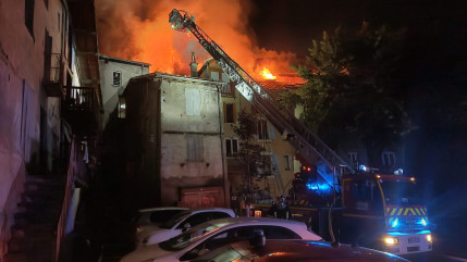 Incendie en plein centre d'Embrun : un homme d&eacute;c&egrave;de apr&egrave;s s'&ecirc;tre d&eacute;fenestr&eacute;