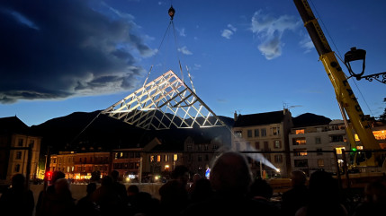 La pyramide de Gap posée sur son socle devant plusieurs centaines de Gapençais La pyramide de Gap posée sur son socle devant plusieurs centaines de Gapençais