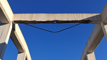 Le pont blanc sur la RD 212 &agrave; Forest Saint Julien heurt&eacute; par un v&eacute;hicule