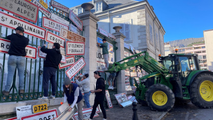 Les panneaux des communes accrochés à la préfecture de Gap Les panneaux des communes accrochés à la préfecture de Gap