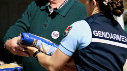 Plus de 70 sachets, de 5kg de riz, donn&eacute;s aux Restos du C&oelig;ur par les gendarmes des Hautes-Alpes