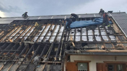 Pr&egrave;s du lac de Serre-Pon&ccedil;on, un incendie sur un toit &eacute;quip&eacute; de panneaux solaires mobilise 40 pompiers