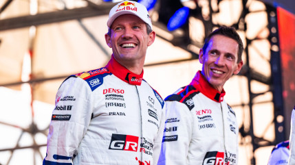 S&eacute;bastien Ogier hospitalis&eacute; mais indemne apr&egrave;s son spectaculaire accident au rallye de Finlande : la victoire finale compromise ?