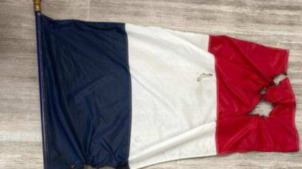 Un drapeau tricolore brul&eacute; dans les toilettes publiques de Gap