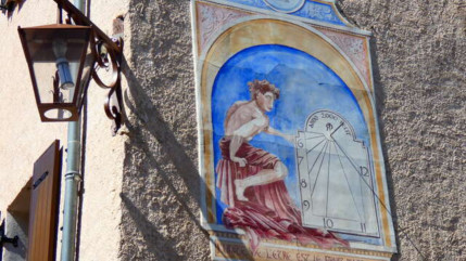 Un peintre pi&eacute;montais a laiss&eacute; une centaine de cadrans solaires dans les Alpes du Sud