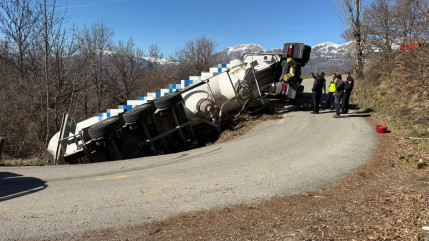 Un poids lourd transportant du ciment sec se renverse &agrave; La Rochette