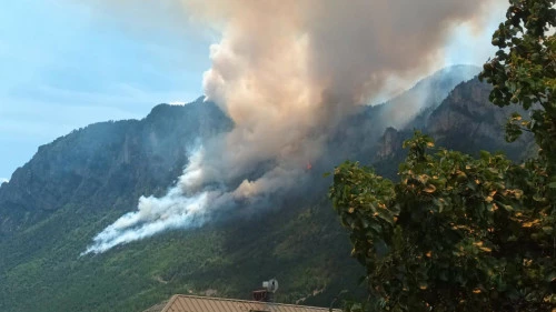 Feu &agrave; l&rsquo;entr&eacute;e de la vall&eacute;e de Freissini&egrave;res, le parc des Ecrins appelle les randonneurs &agrave; ne pas s&rsquo;aventurer sur le secteur